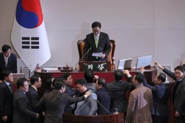 La crisis en Corea del Sur se agrava con la destitución del presidente que reemplazó al líder que declaró la ley marcial