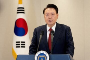 La policía surcoreana se dirige a detener al presidente Yoon Suk-yeol por decretar la ley marcial