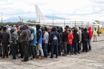 Más de 500 guatemaltecos deportados de Estados Unidos regresan al país en primeros vuelos del 2025