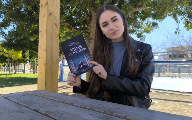 Evelyn Pérez Ros debuta en la literatura con «Vidas (Im)perfectas», una historia de amor y misterio que promete enganchar a los lectores
