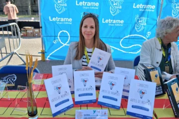 Sant Jordi 2025: Lidia Alcántara firma ejemplares de Conócete antes de morirte en la parada de la Editorial Letrame