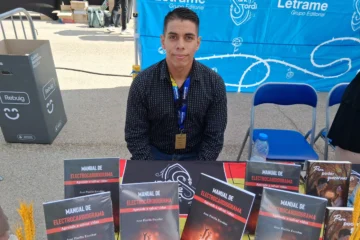 Jose Pinilla Escobar firma ejemplares de su «Manual de Electrocardiograma: Aprende a Salvar Vidas» en la parada de la Editorial Letrame