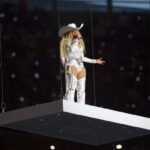 Beyoncé casi cae de auto suspendido en pleno concierto