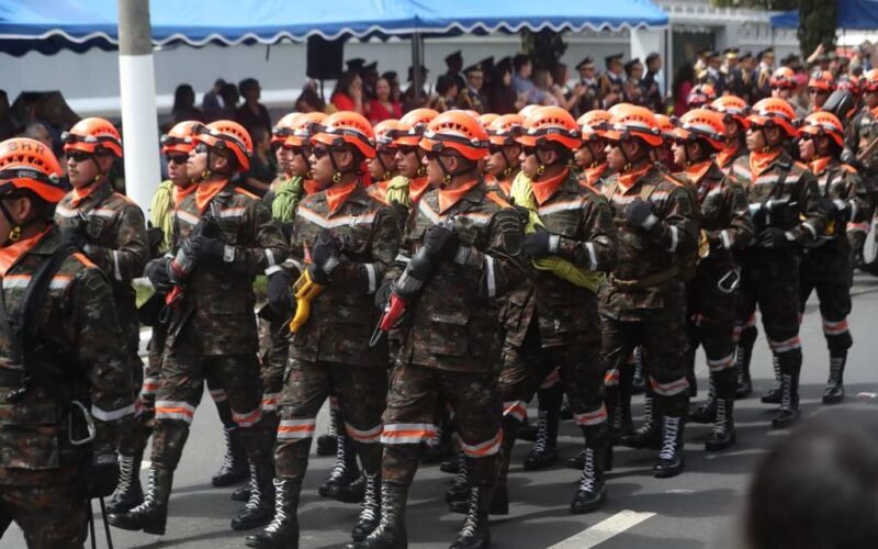 Ejército celebra 154 años con desfile y nuevo jefe del Estado Mayor es ascendido a general de división