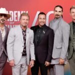 Miembro de Backstreet Boys demanda que policía no intervino para evitar que turistas entren a su playa