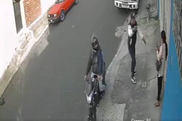 Vecinos denuncian ola de asaltos en la zona 8; video confirma el modus operandi