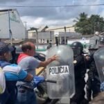 Videos: Maestros del STEG se enfrentan a antimotines durante desalojo de bloqueo en Izabal