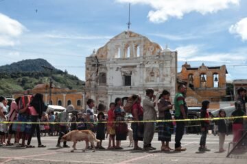 Entre polvo y desesperación por los temblores, Santa María de Jesús sigue clamando por alimentos y auxilio