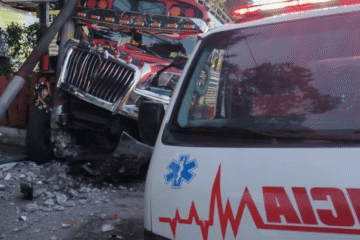 Dos personas fallecidas y siete heridas en colisión entre camión y microbús en ruta a Santa Elena Barillas