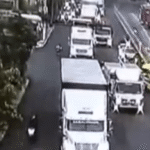 Tráiler varado en la calle Martí complica el tránsito en ingreso a la capital