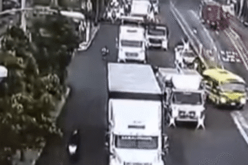 Tráiler varado en la calle Martí complica el tránsito en ingreso a la capital