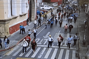 Militares veteranos manifiestan en la zona 1 e instalan tarima en perímetro del Congreso