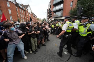 Keir Starmer cede a la presión de la ultraderecha y publicará el nombre y la etnia de los presuntos agresores sexuales