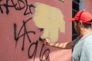 Comuna de Antigua Guatemala rechaza daños al patrimonio y elimina pintas tras partido