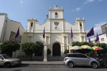 Guatemala recibe reliquias del Santo Hermano Pedro en una peregrinación histórica en la zona 1 de la capital