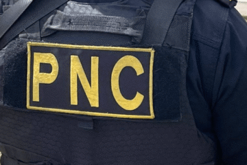 Pobladores pretendían linchar a presuntos saqueadores y causan daños a patrulla de la PNC en Escuintla