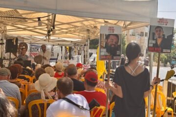 Manifestantes frente a la residencia de Netanyahu: “Hace mucho que no piensa en los rehenes, sino en salvarse a sí mismo”