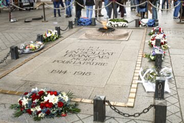 Detenido por encender un cigarrillo con la llama de un monumento en la tumba de un soldado en el Arco del Triunfo de París