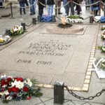 Un detenido por encender un cigarrillo con la llama de un monumento en el Arco del Triunfo de París