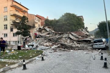 Terremoto de 6.1 sacude el noroeste de Turquía y deja edificios derrumbados