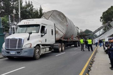 Colapsa pasarela en la Aguilar Batres y congestiona el tránsito en el sur de la capital