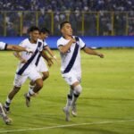 Guatemala saca triunfo de oro y sigue con vida