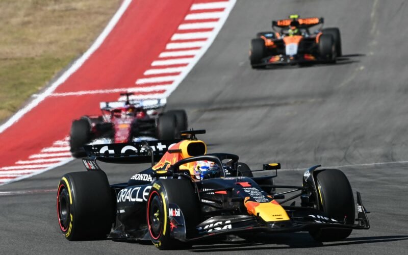 Verstappen pone presión a los McLaren y al líder Piastri
