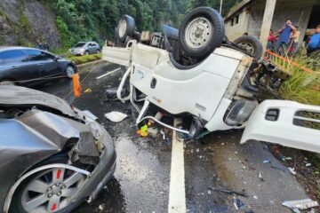 Tres personas mueren al volcar camión e invadir carril contrario en Tecpán Guatemala