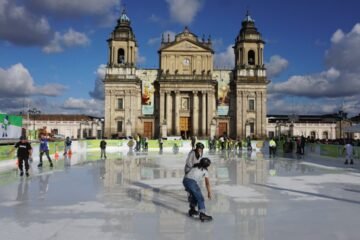 Familias disfrutan del primer día del Festival Navideño con música, atracciones y espíritu festivo