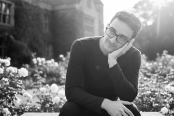 DonHart Gómez: el arte de reírse (con elegancia) del amor moderno