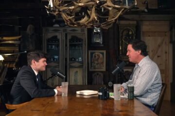 Cisma en el mundo MAGA por el blanqueamiento de Tucker Carlson del discurso supremacista y antisemita de un joven ‘podcaster’