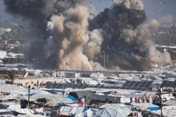 Israel mata al menos a 26 personas, seis de ellas niños, en bombardeos en Gaza contra edificios y tiendas de campaña de desplazados