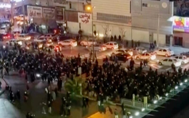 Las autoridades de Irán amenazan con “reprimir con la mayor fuerza” las protestas