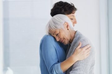 Abrazos que sanan: el contacto físico que regula emociones y fortalece vínculos desde la infancia hasta la adultez