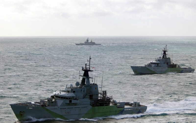 Buques de guerra británicos se activan para interceptar a dos embarcaciones rusas en el canal de la Mancha