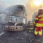 Fuego consume seis buses en predio de Santa Catarina Pinula