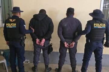 Reo se fuga antes de audiencia, se lanza desde un puente y muere en un río de aguas negras