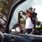 Atacan a pareja de adultos mayores en su vehículo en la Calzada Roosevelt; tránsito colapsa hacia el occidente