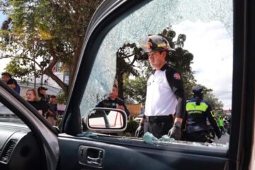 Atacan a pareja de adultos mayores en su vehículo en la Calzada Roosevelt; tránsito colapsa hacia el occidente