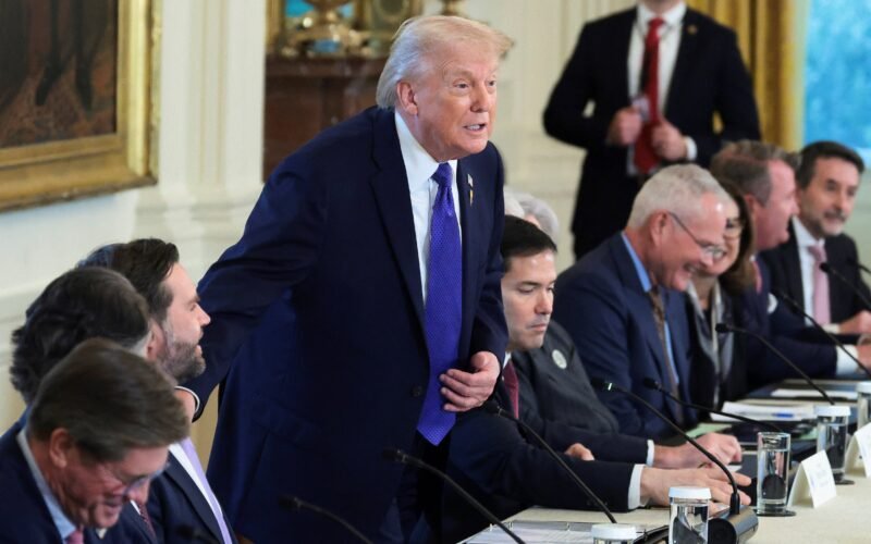 Trump insta a las petroleras a invertir 100.000 millones de dólares en Venezuela para controlar la industria