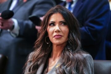 Kristi Noem, la cara más desafiante de la cacería de migrantes de Trump