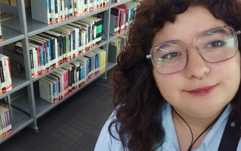 Charlie Cortés Antilao consolida su debut literario con una fantasía romántica de identidad y valentía