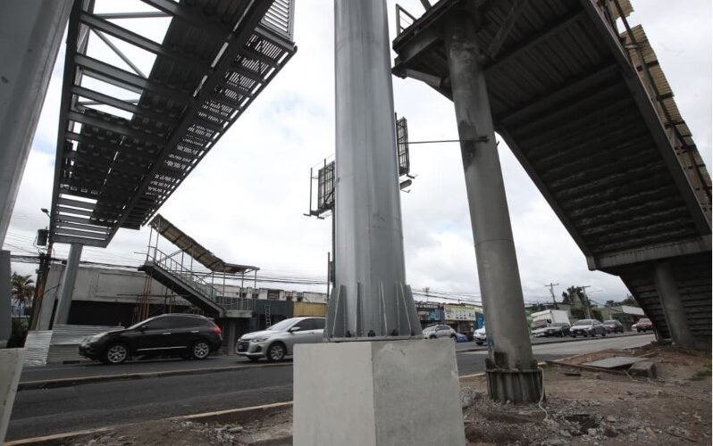 Imágenes: Así avanza la instalación de  pasarela en la calzada Aguilar Batres