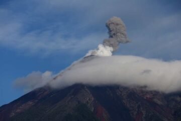 Volcán de Fuego lanza ceniza sobre comunidades de Escuintla y Sacatepéquez; explosiones provocan retumbos