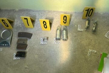 Capturan a “La Güira” y “La Chilanga” en El Gallito durante allanamiento que revela arsenal y droga valorada en Q340 mil