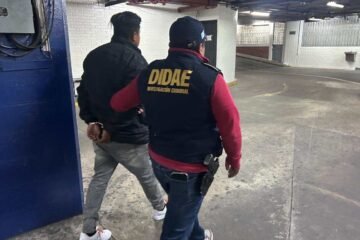 Ofrecía servicios como guardia de seguridad y desaparecía con el arma que recibía en su primer turno