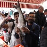 “Paren las bolsas”: los muchos mundos de Jerusalén confluyen en una pescadería