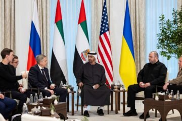 Ucrania y Rusia retoman las negociaciones de paz impulsadas por Trump un día después de un gran ataque del Kremlin