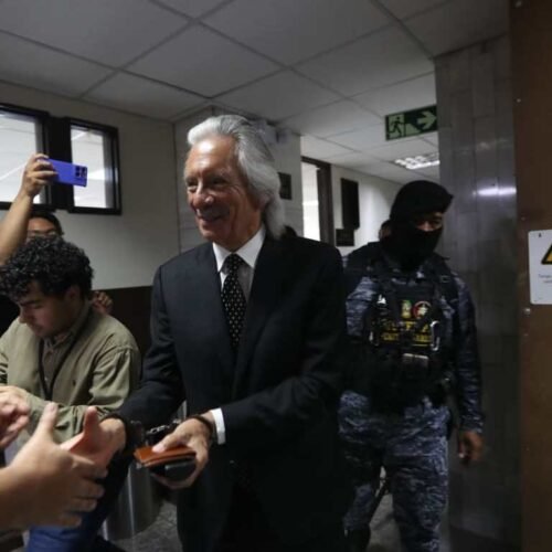 Jose Rubén Zamora recobra su libertad tras resolución judicial que le otorga arresto domiciliario