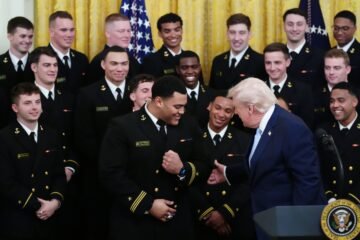 Última hora del ataque de Estados Unidos e Israel contra Irán, en directo | Irán lanza dos misiles hacia una base de EE UU y Reino Unido en el océano Índico